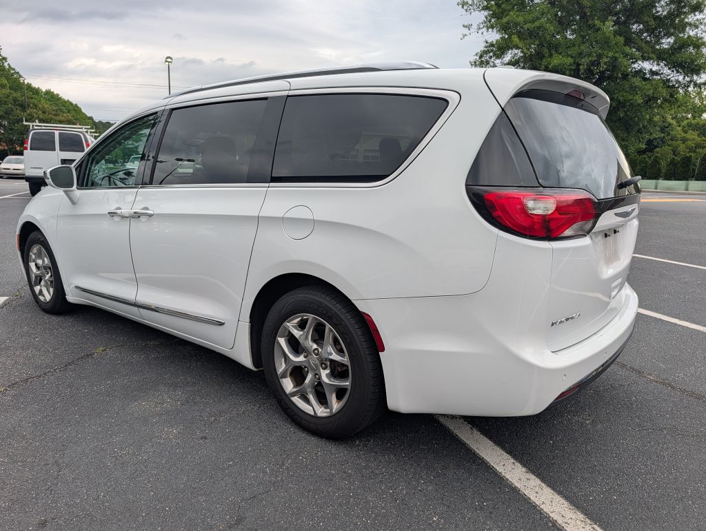 2018 Chrysler Pacifica Limited's photo