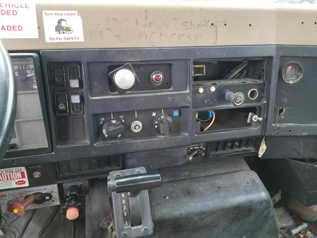 1995 INTERNATIONAL BUCKET TRUCK - MAC-4113