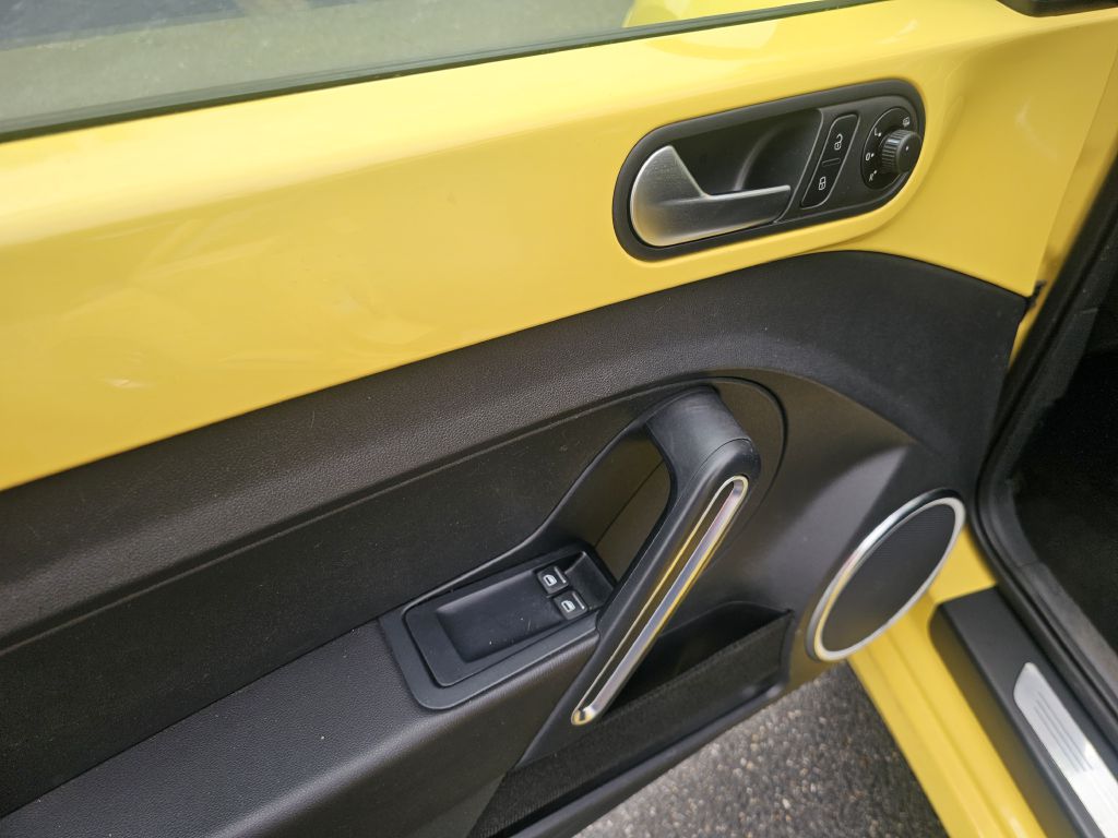 2012 VOLKSWAGEN BEETLE - T8859