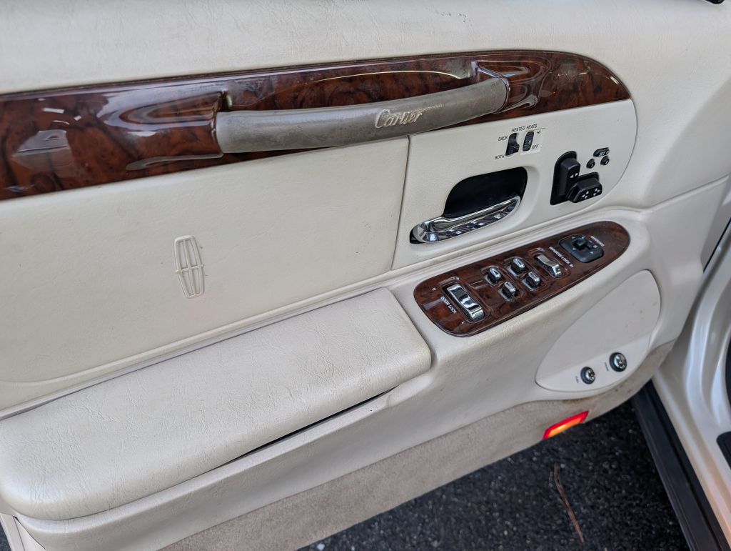 2000 LINCOLN TOWN CAR - VC9023