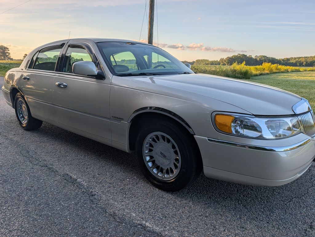 2000 LINCOLN TOWN CAR - VC9023