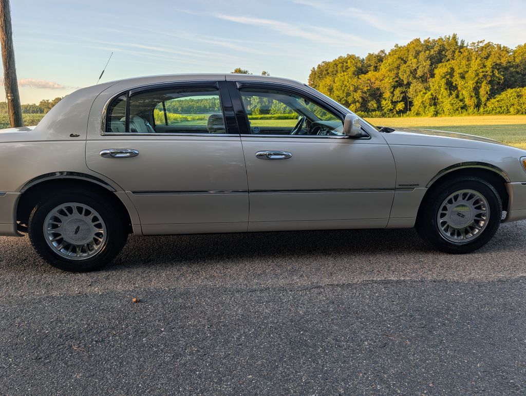 2000 LINCOLN TOWN CAR - VC9023