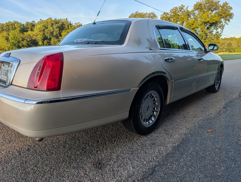 2000 LINCOLN TOWN CAR - VC9023