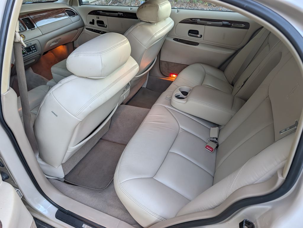 2000 LINCOLN TOWN CAR - VC9023
