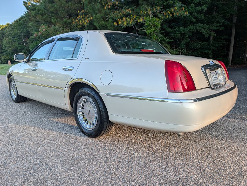2000 LINCOLN TOWN CAR - VC9023