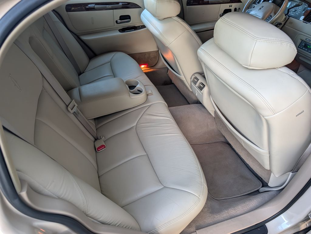 2000 LINCOLN TOWN CAR - VC9023