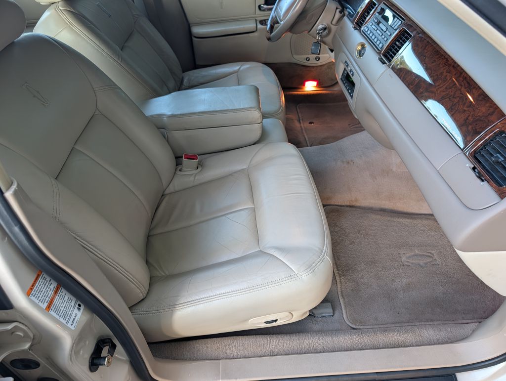 2000 LINCOLN TOWN CAR - VC9023