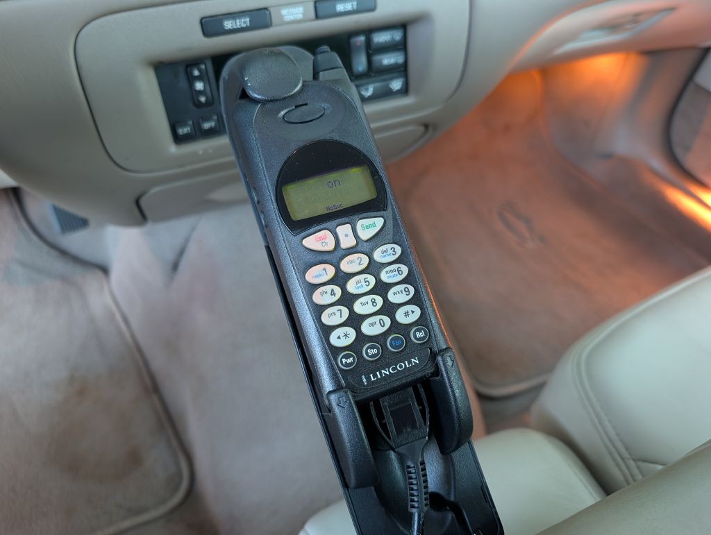 2000 LINCOLN TOWN CAR - VC9023