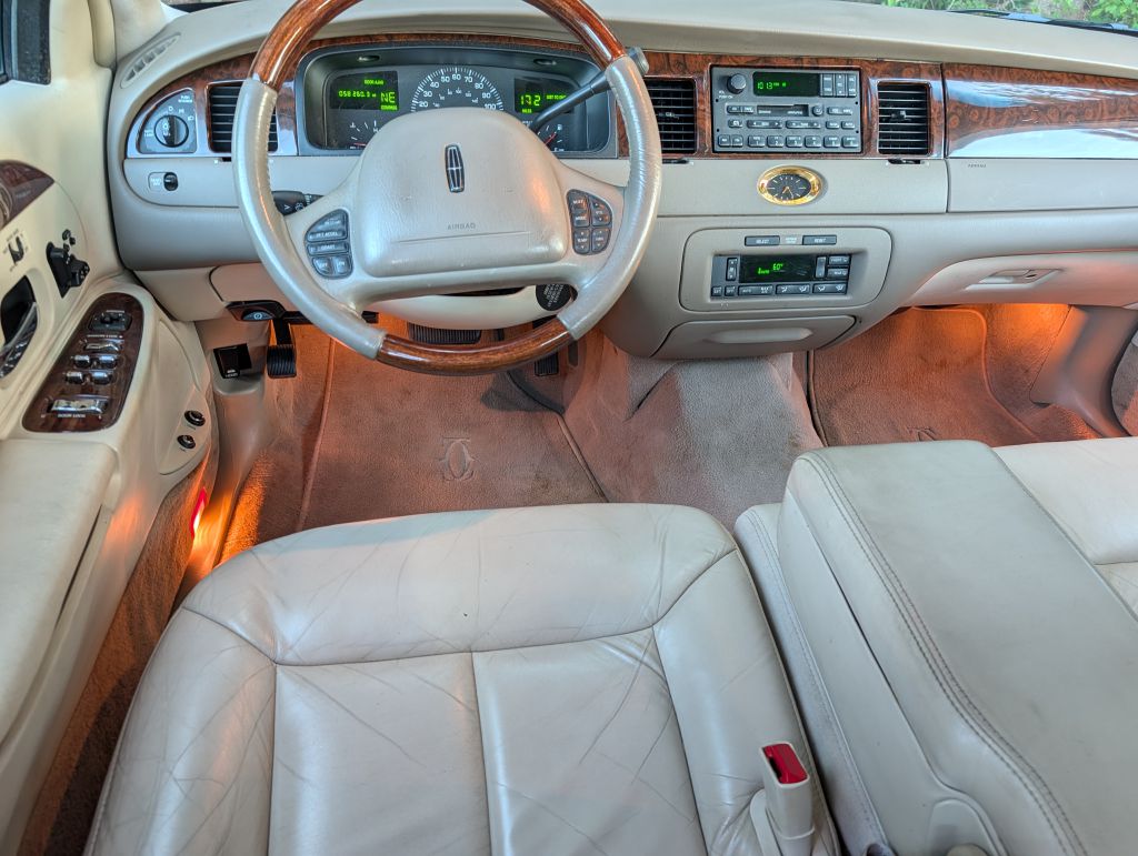 2000 LINCOLN TOWN CAR - VC9023