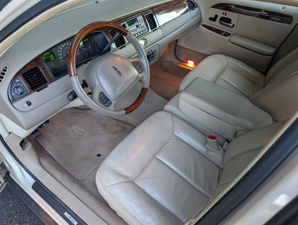 2000 LINCOLN TOWN CAR - VC9023